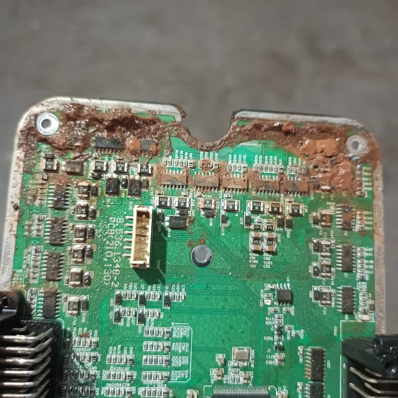 Placa eletrônica de um módulo de comando, com resíduos de oxidação