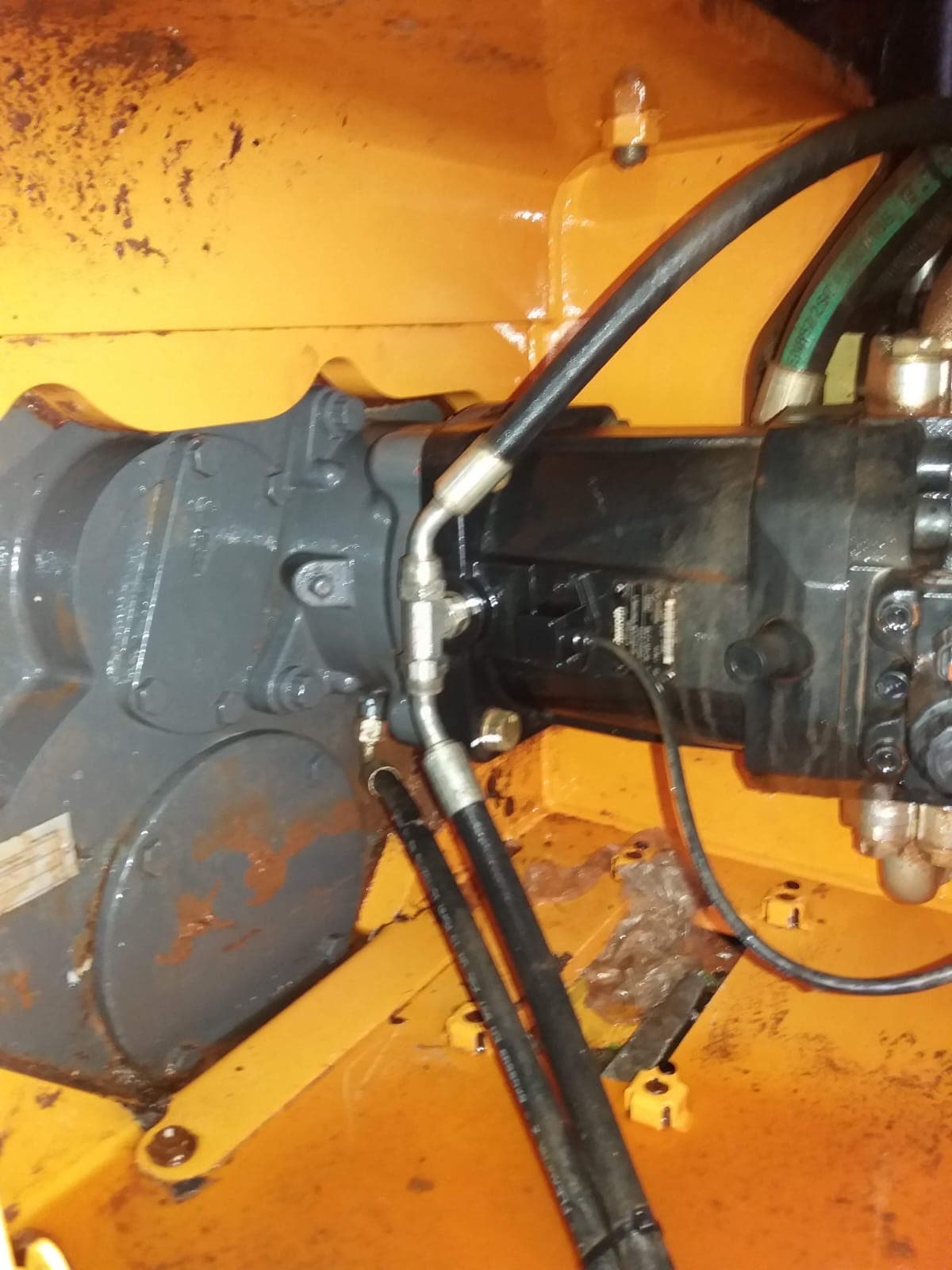 Bomba e mangueiras hidráulicas instaladas na máquina