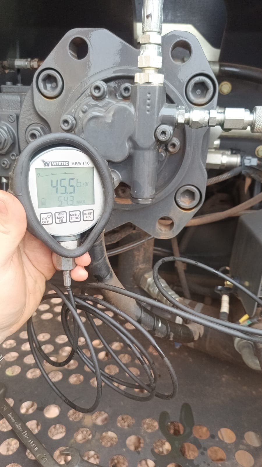 Manômetro digital medindo a pressão em uma bomba hidráulica