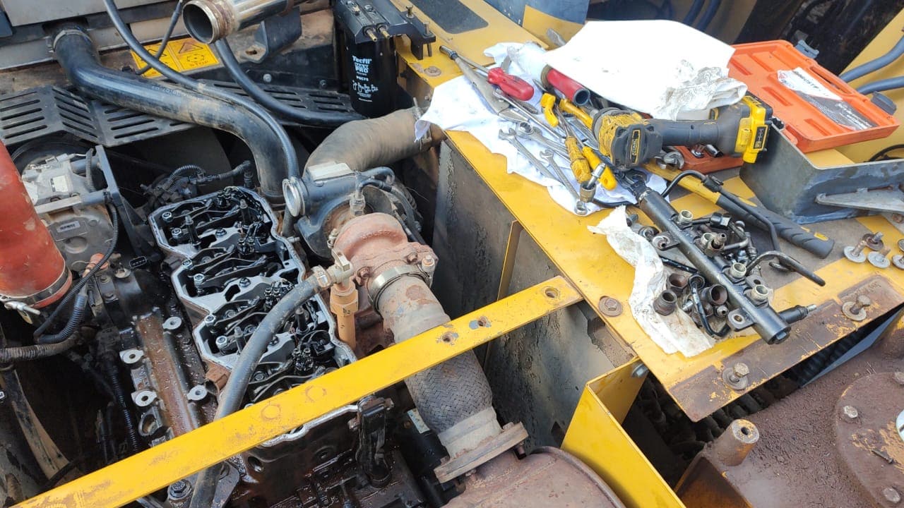 Motor com o cabeçote aberto e ferramentas sobre a máquina